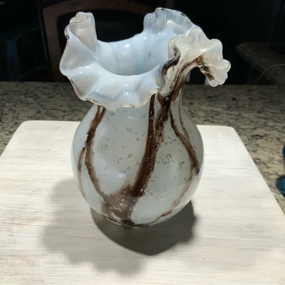 Hand Blown Ruffle Vas - Picture 1 of 4